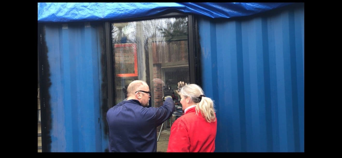 De eerste grote ruit is geplaatst!